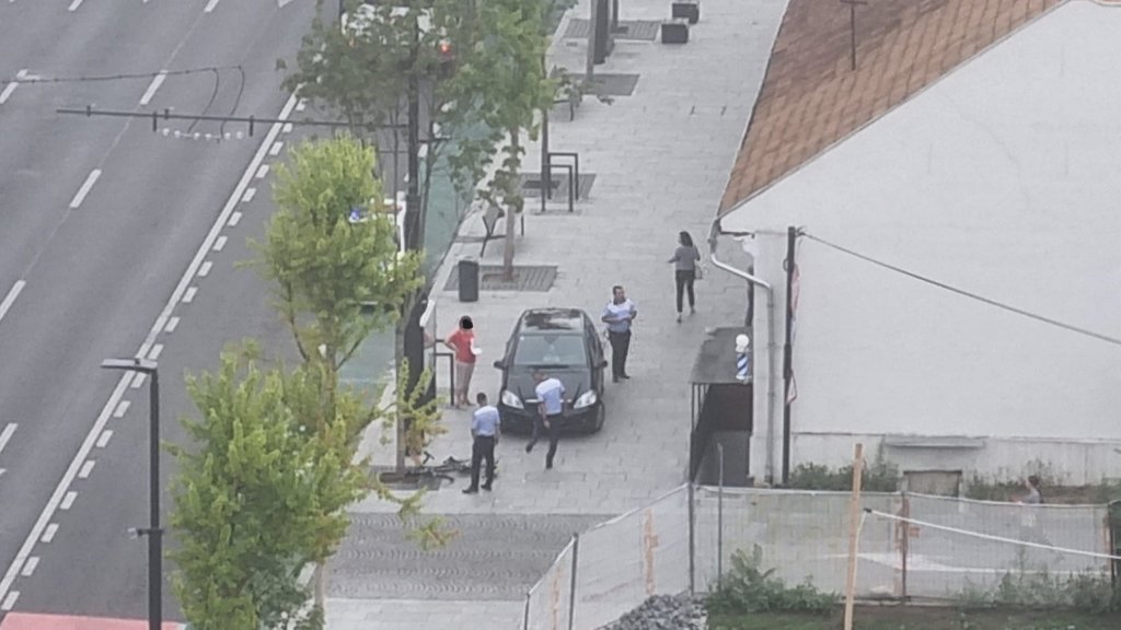 Biciclist lovit de o mașină în centrul Clujului. SMURD-ul a transportat victima la spital