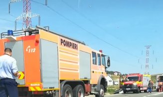 Accident cu două mașini pe Bulevardul Muncii. Două persoane, rămase încarcerate/ Se circulă în coloană