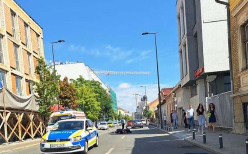 Accident cu scuter pe o stradă din centrul Clujului. Poliția și Salvarea, la fața locului
