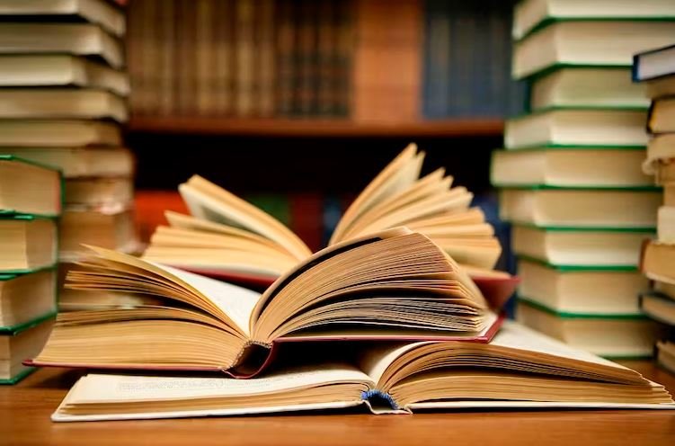 Mai puneți mâna pe o carte! Bibliotecile din școli ar putea fi deschise oricui, nu numai elevilor