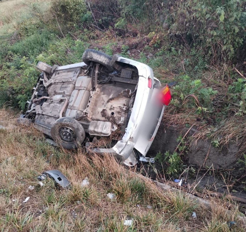 Maşină cu roţile în sus pe centura Vâlcele-Apahida. 5 victime, printre care 2 minori