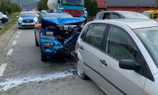 ACCIDENT într-o localitate din Cluj! Două mașini implicate / Trei adulți și doi copii, transportați la spital