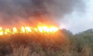 Un tren de călători a luat foc şi s-a făcut scrum pe şine. Zeci de călători se aflau în vagoane