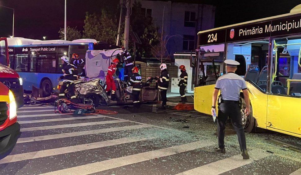 Accident cumplit în Ardeal. Un bărbat a intrat cu mașina în două autobuze staționate / O tânără a murit