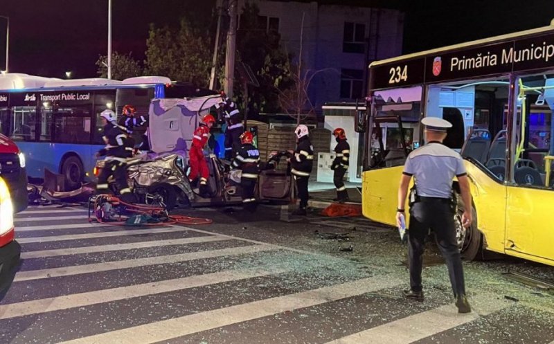 Accident cumplit în Ardeal. Un bărbat a intrat cu mașina în două autobuze staționate / O tânără a murit