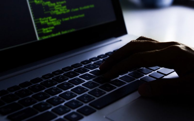 O nouă metodă de înşelăciune online. Ce cer escrocii odată ce și-au contactat victima
