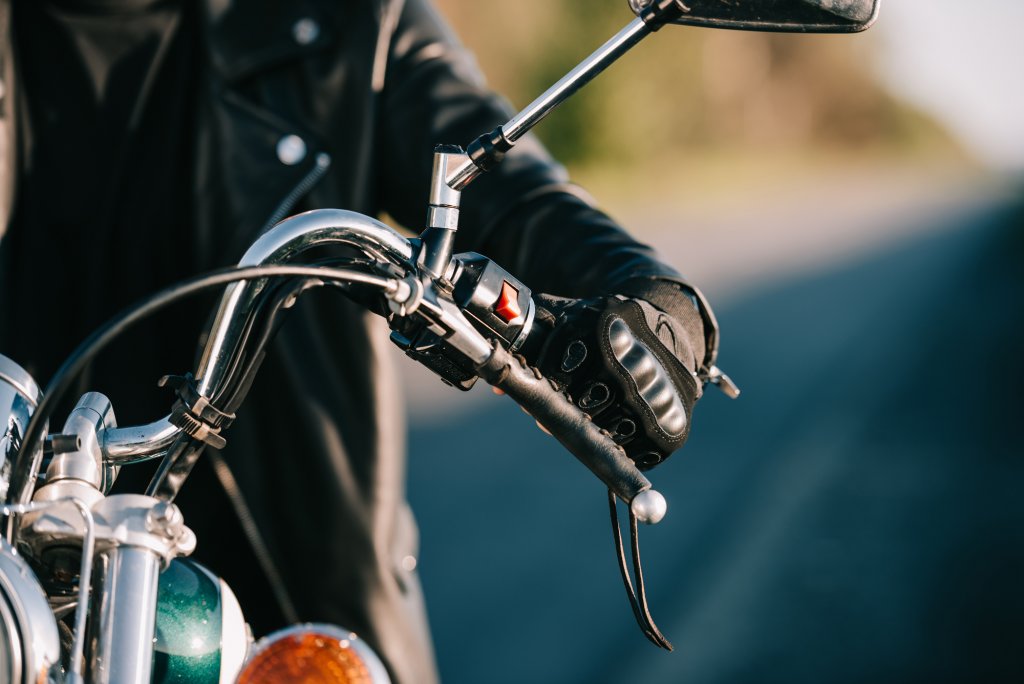 Sfârșit tragic pentru un bărbat. A intrat cu motocicleta în zidul unui gard, în poligonul auto