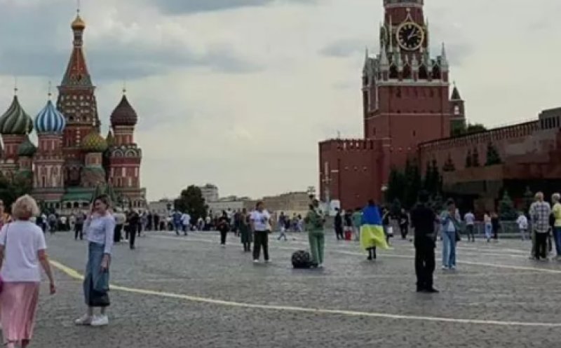 Neînfricata de la Moscova. O tânără învelită în steagul Ucrainei s-a plimbat prin Piața Roșie