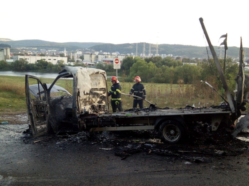 Incendiu pe o stradă din Florești. Autoutilitară făcută SCRUM