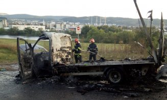 Incendiu pe o stradă din Florești. Autoutilitară făcută SCRUM