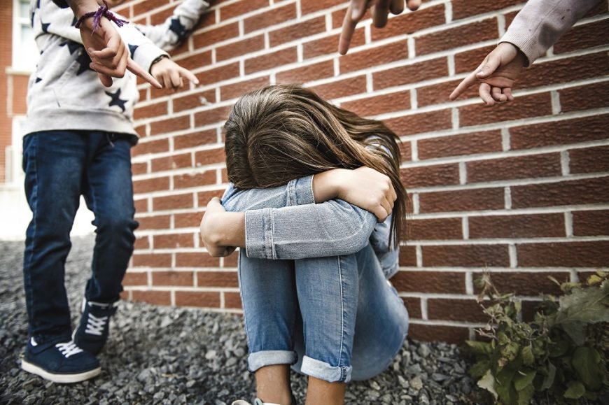 Scene șocante cu o fată de 11 de ani bătută de două adolescente. Agresiunea a avut loc în curtea unui liceu