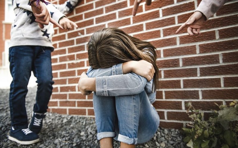 Scene șocante cu o fată de 11 de ani bătută de două adolescente. Agresiunea a avut loc în curtea unui liceu