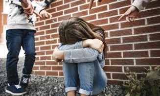 Scene șocante cu o fată de 11 de ani bătută de două adolescente. Agresiunea a avut loc în curtea unui liceu