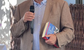 Octavian Hoandră şi-a lansat un nou volum, „Țară eșuată vinde pitici de grădină”