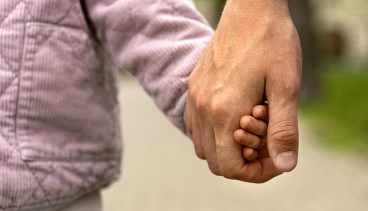 Declic: "A fi orfan nu este o alegere!" / Minsterul Educaţiei s-a răzgândit: A inclus în cele din urmă şi orfanii de un părinte la bursa socială