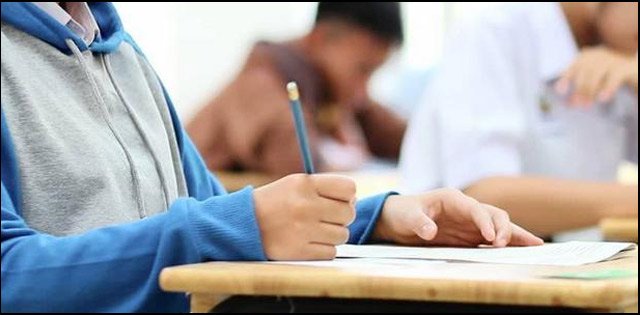 Septembrie 2023: 189 de școli din România au încă WC-ul în curte
