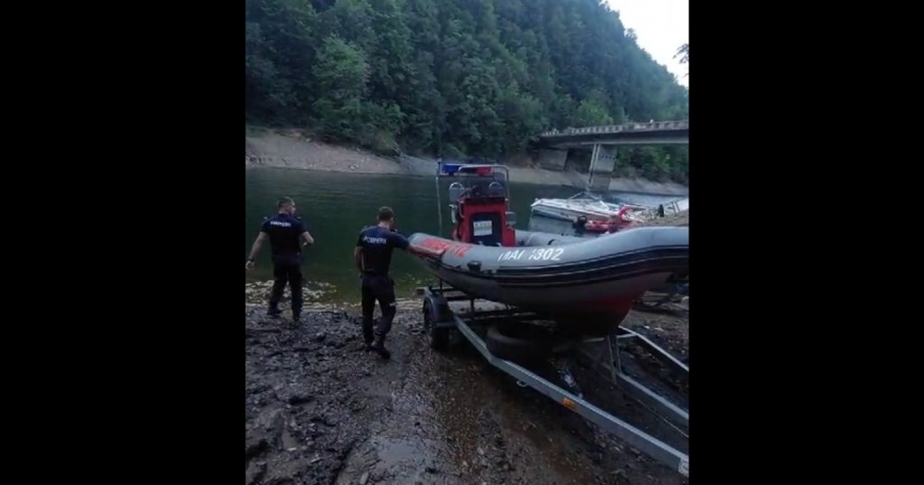 Bărbat dispărut în Lacul Tarnița după ce s-a scufundat cu caiacul