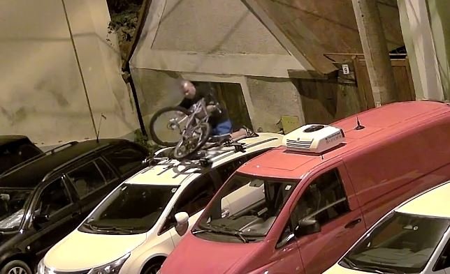 Polițiștii au reținut hoțul care s-a urcat pe o mașină din Cluj și a furat o bicicletă!
