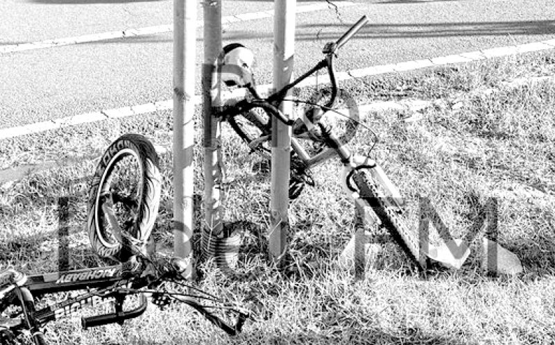 Un copil de 9 ani a murit sub ochii părinților și ai fratelui său după ce a căzut cu bicicleta. Ghidonul i-a intrat în gât