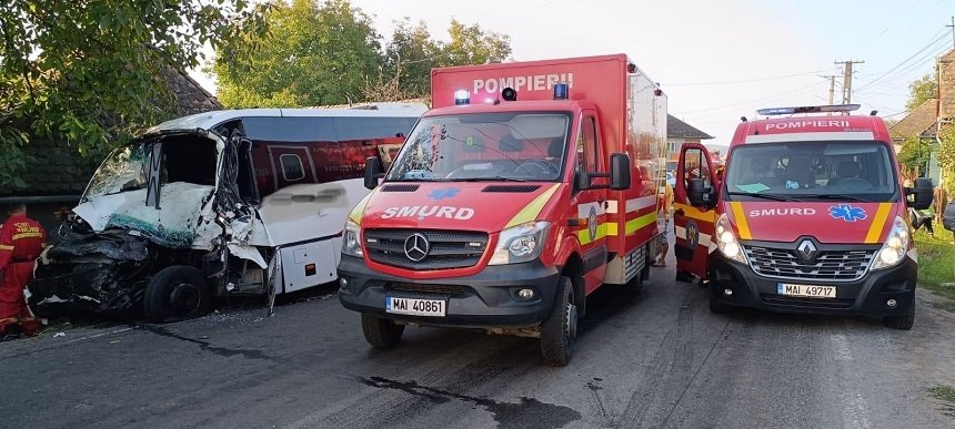Coliziune puternică între un camion și un microbuz. Un mort și 12 răniți / Cum s-a produs accidentul