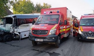 Coliziune puternică între un camion și un microbuz. Un mort și 12 răniți / Cum s-a produs accidentul