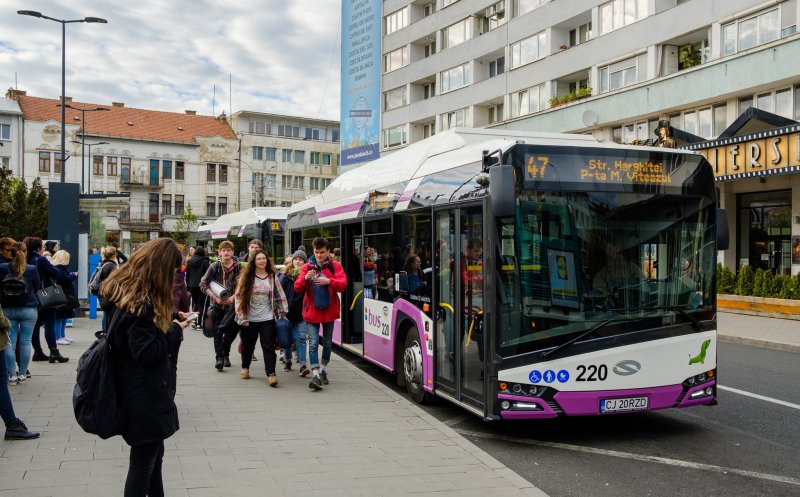 Elevii din Cluj-Napoca și mai multe comune, transport GRATIS cu autobuzele CTP. Cum pot fi încărcate abonamentele