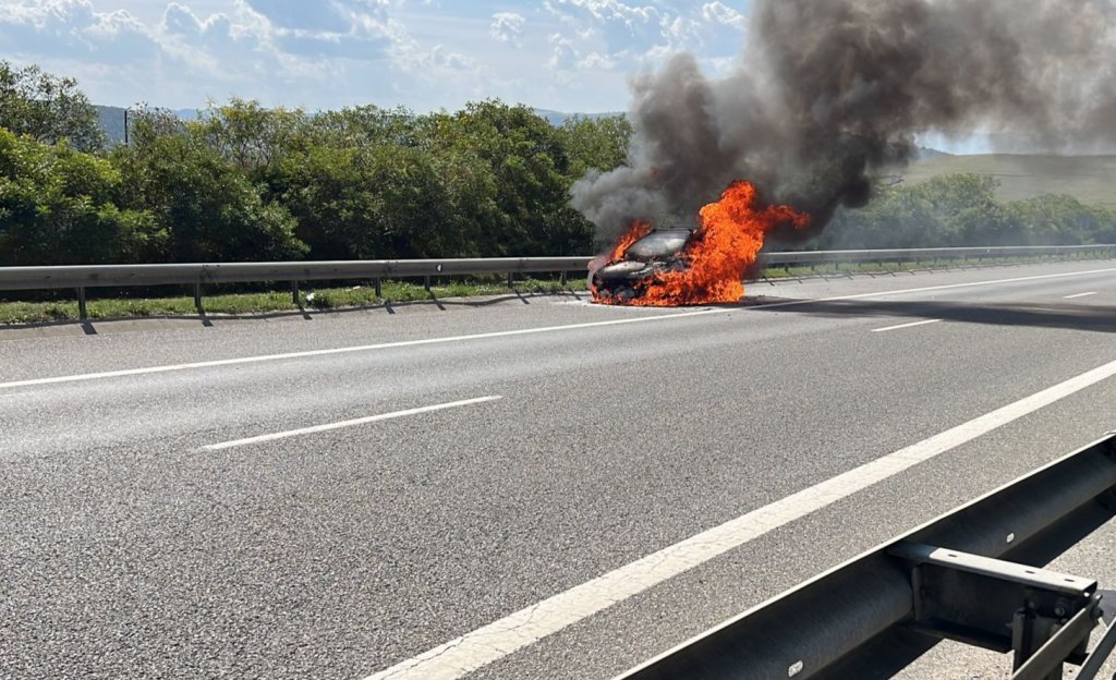 INCENDIU pe A3, în Cluj. Mașină făcută SCRUM