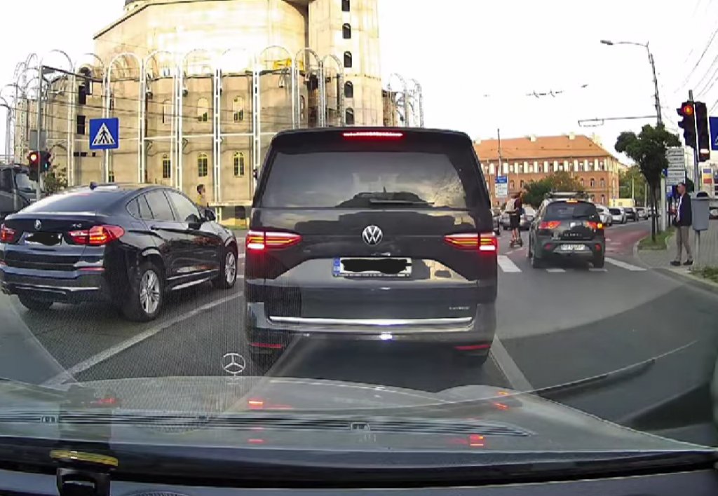 Șofer kamikaze filmat într-o zonă aglomerată a Clujului. A trecut pe roșu și era să lovească o persoană