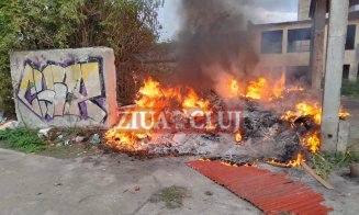 INCENDIU în Cluj la o fostă spălătorie de vagoane. Intervin pompierii cu două autospeciale