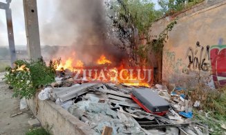 INCENDIU în Cluj la o fostă spălătorie de vagoane. Intervin pompierii cu două autospeciale