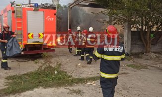 INCENDIU în Cluj la o fostă spălătorie de vagoane. Intervin pompierii cu două autospeciale