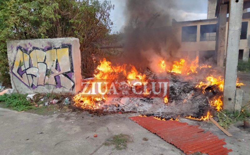 INCENDIU în Cluj la o fostă spălătorie de vagoane. Intervin pompierii cu două autospeciale