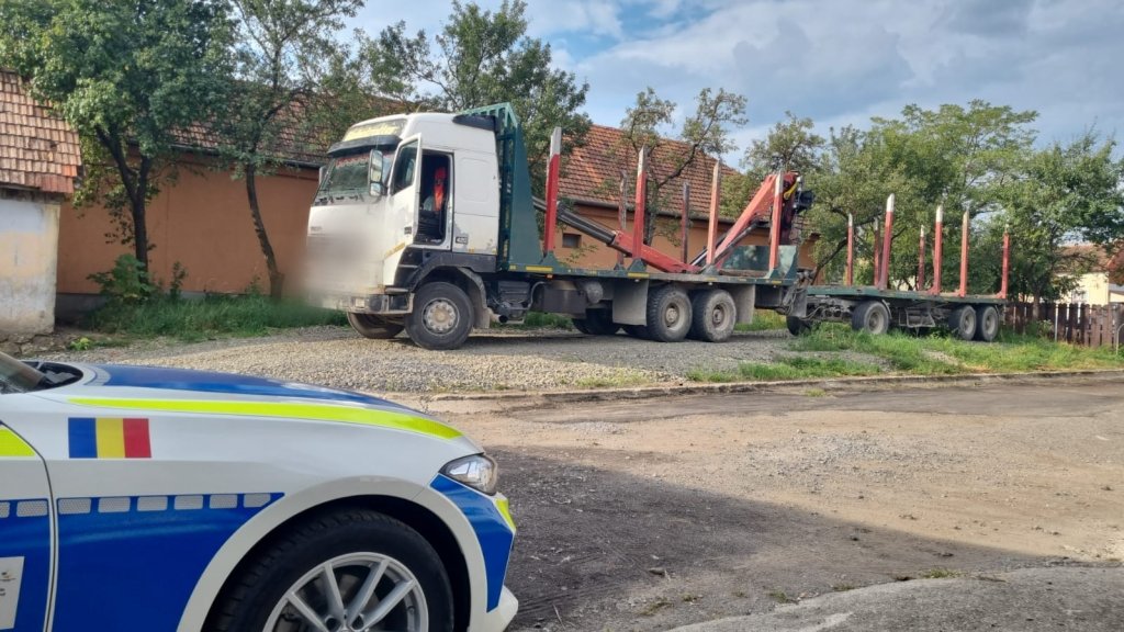 Lovitură grea pentru un bărbat din Cluj. I-au confiscat camionul cu care transporta ilegal lemne