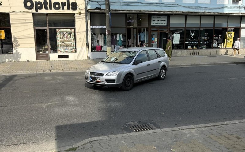 Parcare de “cinci stele” în centrul Clujului. Un șofer și-a lăsat mașina în mijlocul drumul și a plecat