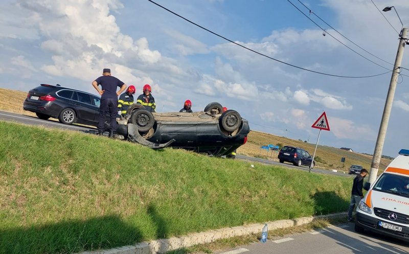 Accident în Cluj cu un autoturism răsturnat. Două persoane evaluate medical