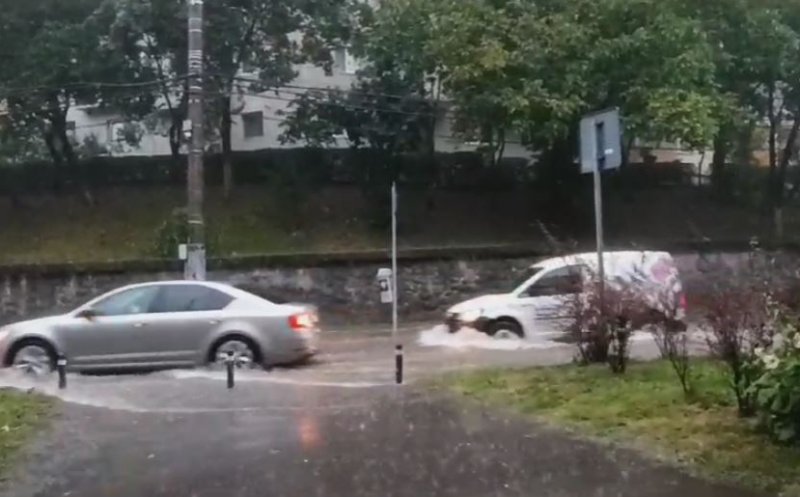 Ploaia torențială a făcut ravagii în Cluj! Străzile au fost înghițite de ape în câteva minute
