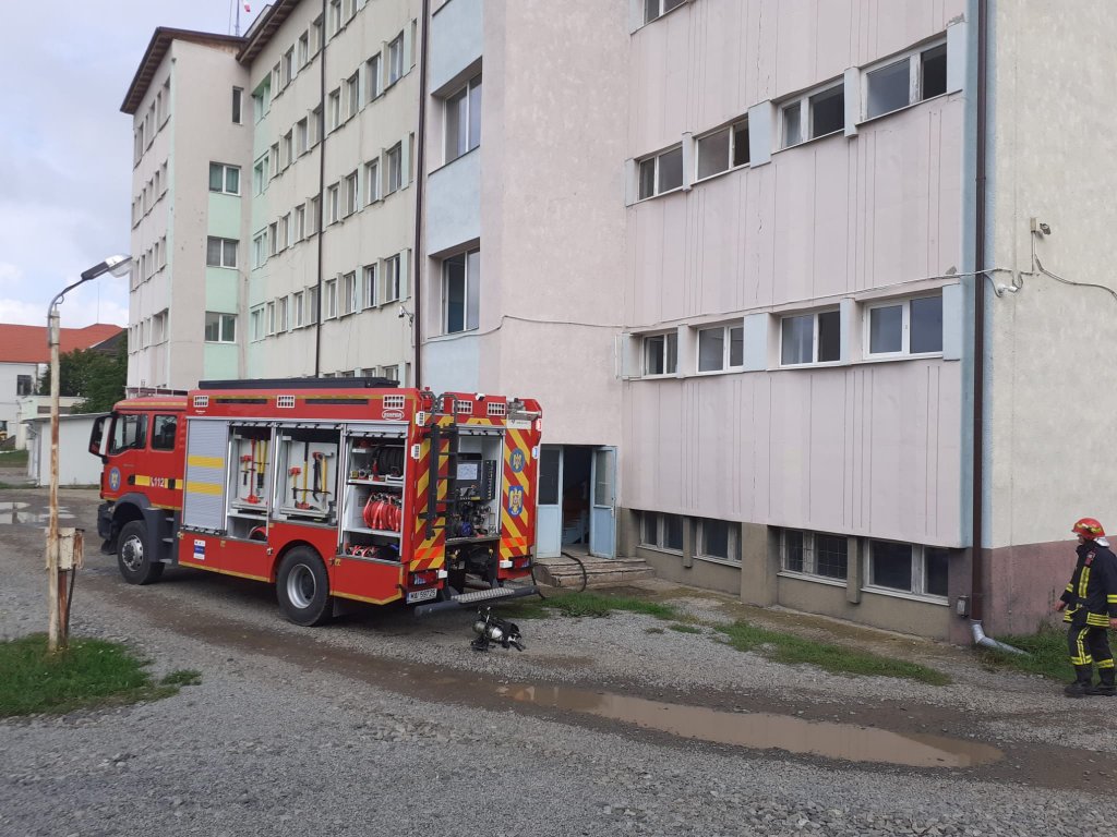 Alertă de incendiu la un spital din Cluj! Pacienții, evacuați imediat dintr-un salon. Ce au constatat pompierii
