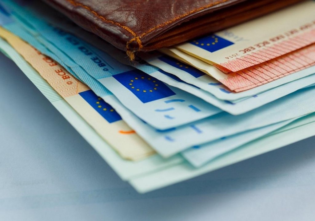 Două bancnote vor fi retrase din circulație. Cei care le au, să scape de ele