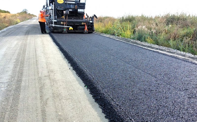 Se toarnă asfalt pe un drum județean din Cluj! Va crea o nouă legătură cu județul Bistrița-Năsăud