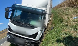 Accident în Cluj cu un TIR ieșit în decor. Un bărbat este evaluat de medici