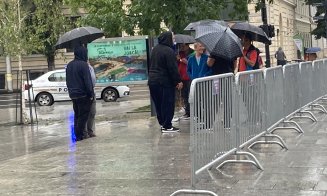 Taximetriștii din Cluj-Napoca protestează, în ploaie, împotriva Bolt și Uber
