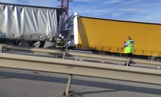 Carnagiu pe autostrada A1: Un microbuz a fost făcut zob între două TIR-uri/ Cel puțin cinci morți și doi răniți