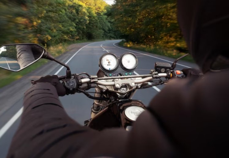Doi minori din Cluj au furat o motocicletă și au condus-o prin oraș