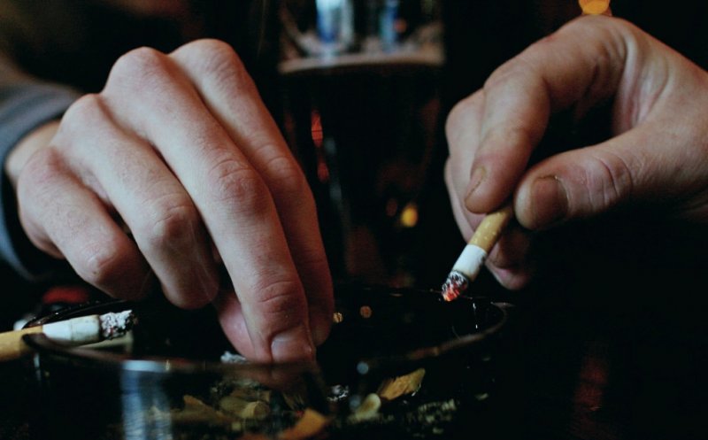 Medic: O persoană care fumează de peste 20 de ani un pachet de ţigări pe zi trebuie să îşi facă un CT de torace