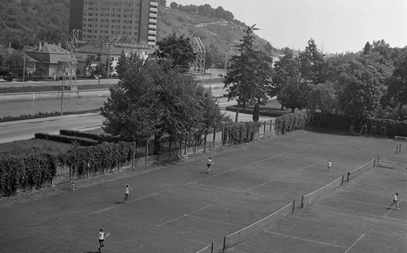 În trecut, lângă stadion erau terenuri de tenis