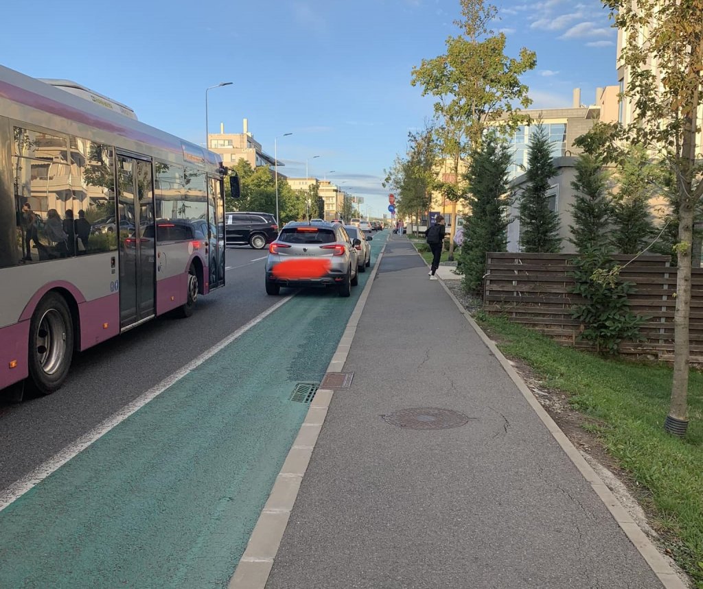 Clujeancă care își duce copilul la grădiniță cu bicicleta: “Dorim măsuri de siguranță în trafic și de disciplinare a șoferilor care ignoră total pista de biciclete”
