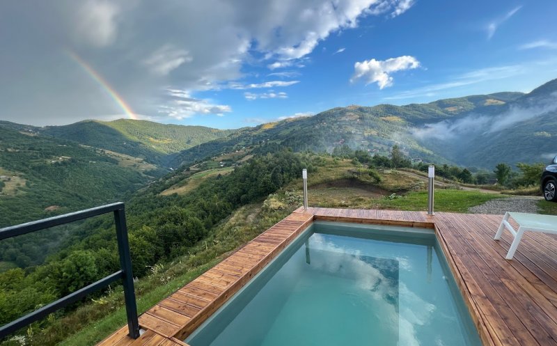 Locație de vis la câţiva km de Cluj-Napoca. Bungalow-uri în vârf de deal cu panoramă spectaculoasă şi piscină încălzită