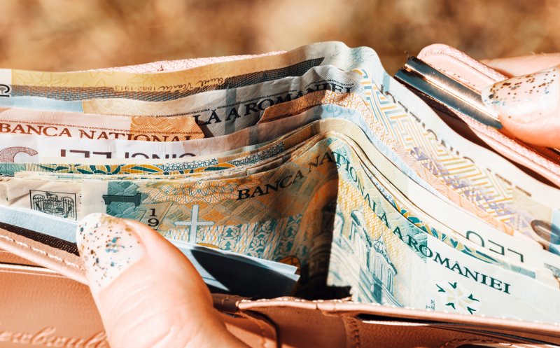 Salariul minim pe economie, mărit de luna viitoare. Cât ar fi creșterea „în mână”