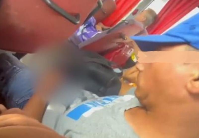 Un bărbat a fost filmat în timp ce se masturba într-un autobuz plin cu elevi. Cum a reacționat individul după ce s-a văzut pe Facebook
