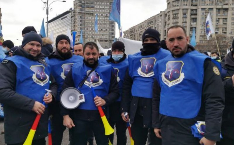 Sindicaliști penitenciarelor protestează în fața Ministerului Finanțelor. „Polițiștii, nemulțumiți că sunt sunt furaţi, trădaţi de politicieni şi ameninţaţi cu puşcăria”